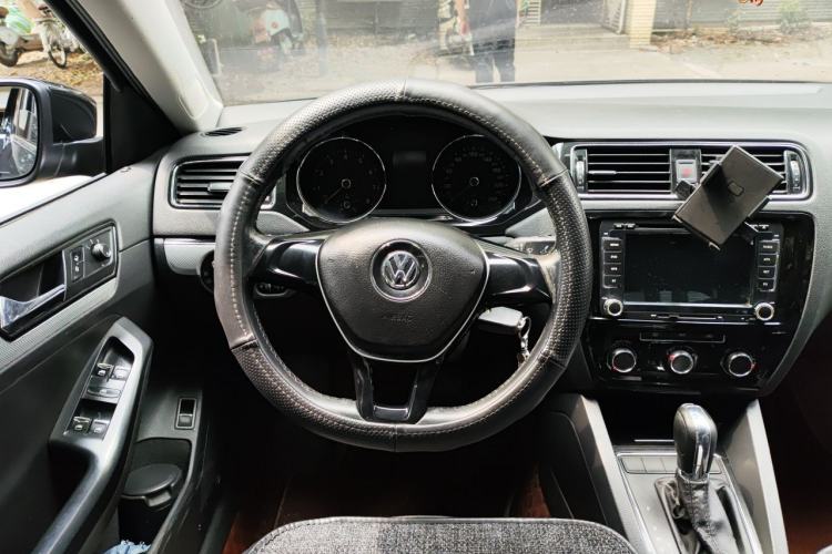 Used Volkswagen Sagitar 2015 230TSI Automatic Comfort Version Steering Wheel