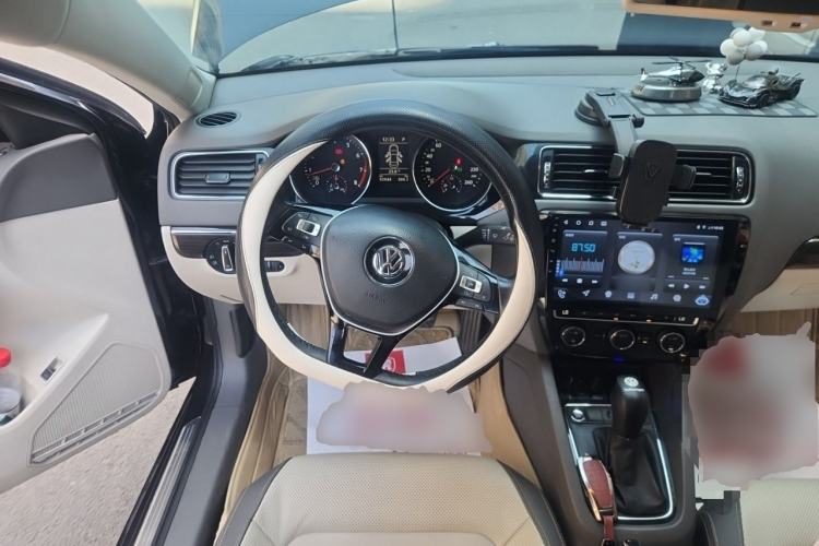 Used Volkswagen Sagitar 2015 230TSI Automatic Luxury Model Steering Wheel