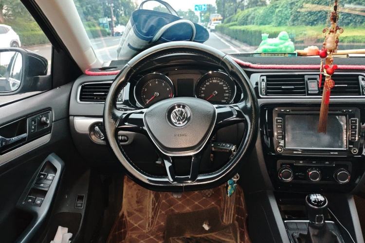 Used Volkswagen Sagitar 2015 1.6L Manual Comfort Model Steering Wheel