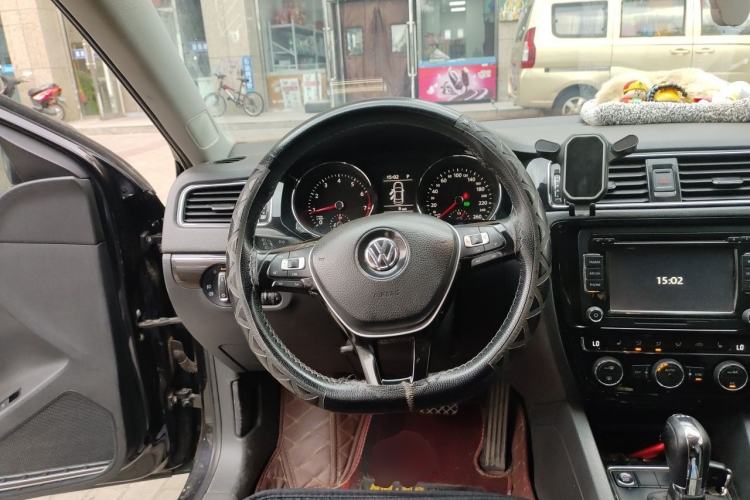 Used Volkswagen Sagitar 2015 230TSI Automatic Luxury Model Steering Wheel