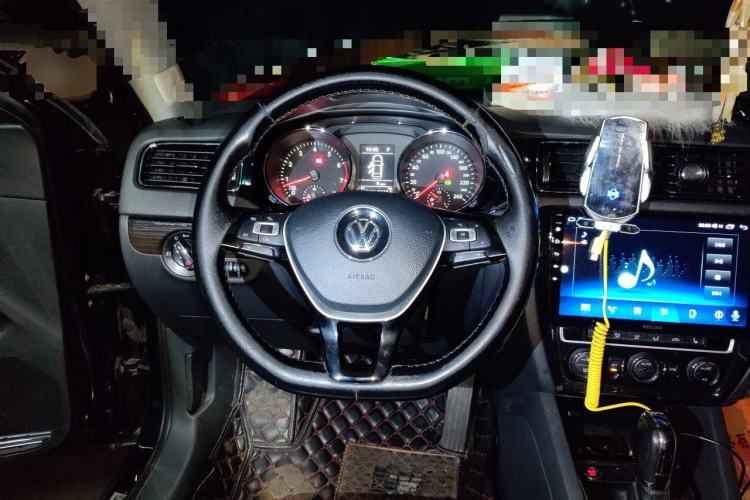Used Volkswagen Sagitar 2015 230TSI Automatic Luxury Model Steering Wheel