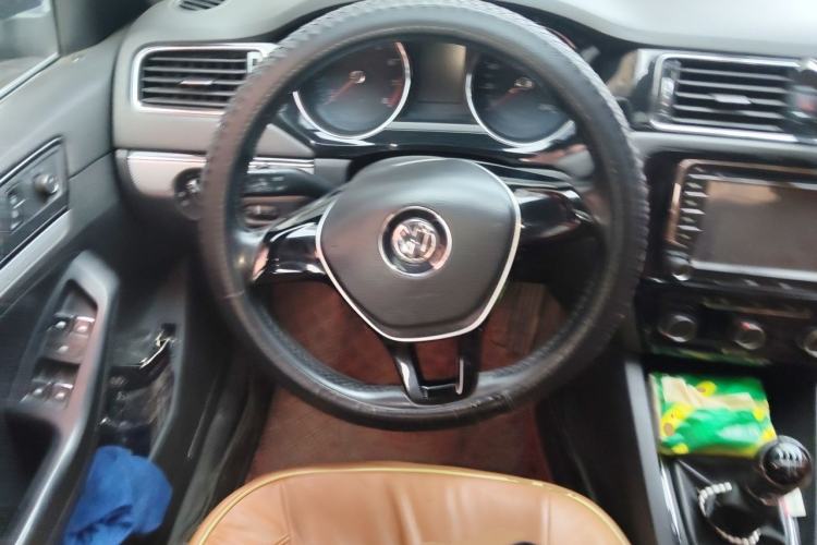 Used Volkswagen Sagitar 2015 1.6L Manual Comfort Model Steering Wheel