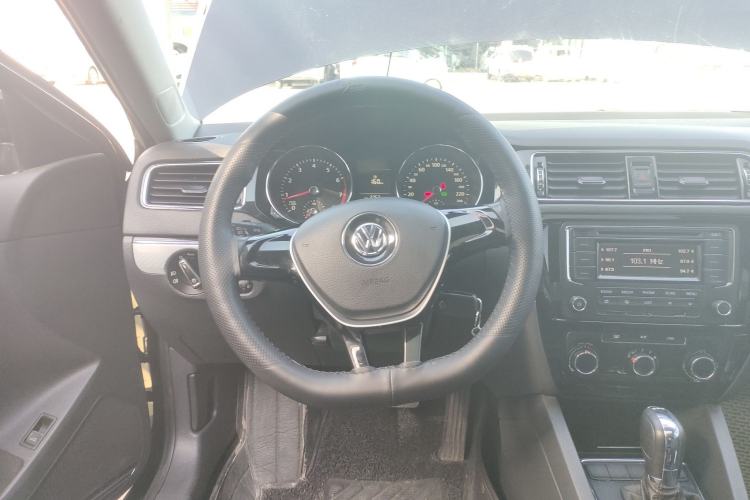 Used Volkswagen Sagitar 2015 230TSI Automatic Comfort Version Steering Wheel