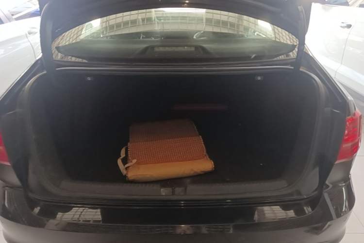 Used Volkswagen Sagitar 2015 1.6L Manual Comfort Model Trunk