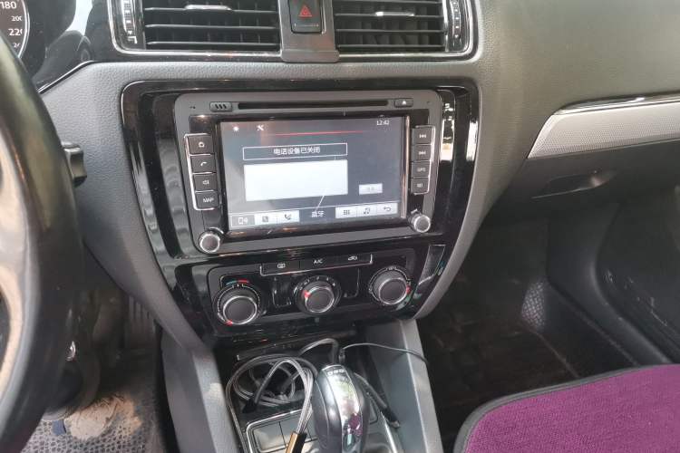 Used Volkswagen Sagitar 2015 230TSI Automatic Comfort Version Audio And AC Panel