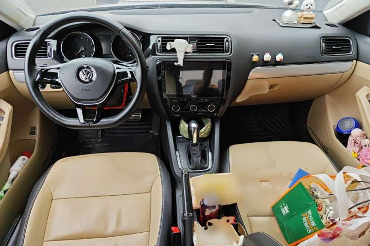 Used Volkswagen Sagitar 2015 230TSI Automatic Comfort Version Center Console