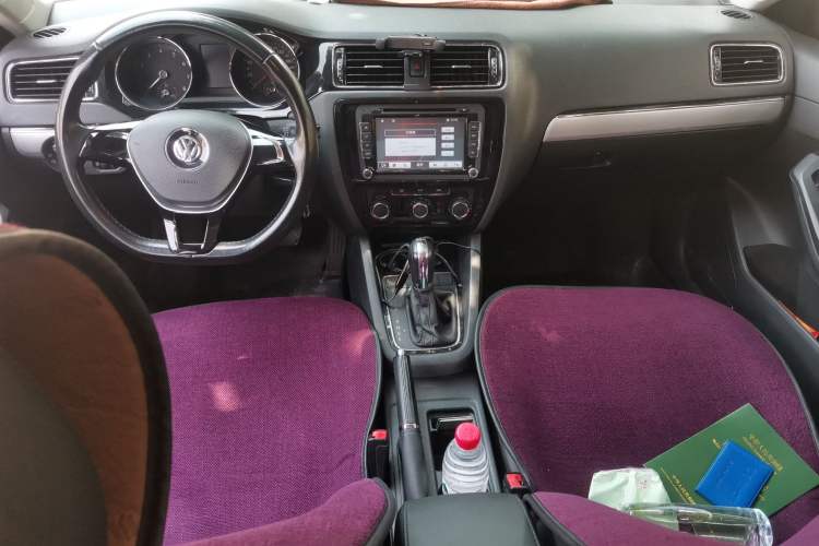 Used Volkswagen Sagitar 2015 230TSI Automatic Comfort Version Center Console