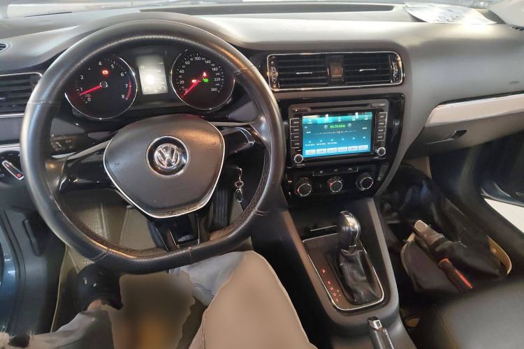 Used Volkswagen Sagitar 2015 1.6L Automatic Comfort Model Center Console