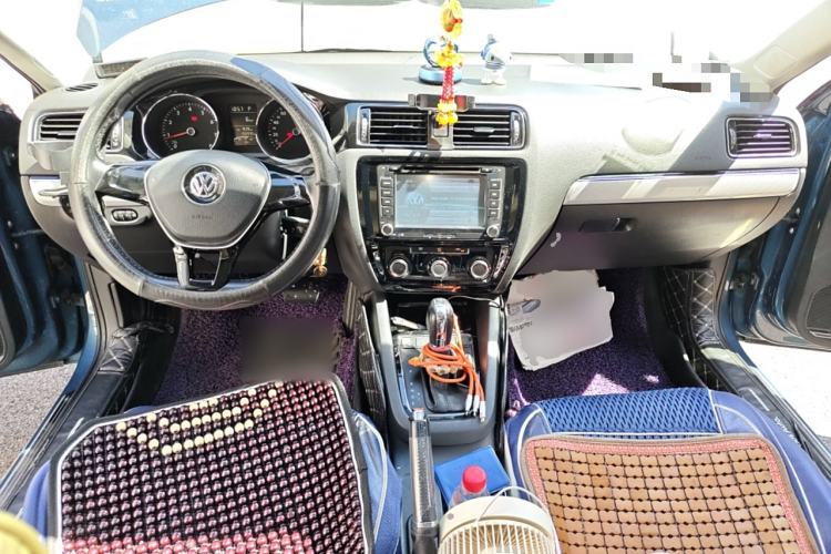 Used Volkswagen Sagitar 2015 1.6L Automatic Comfort Model Center Console