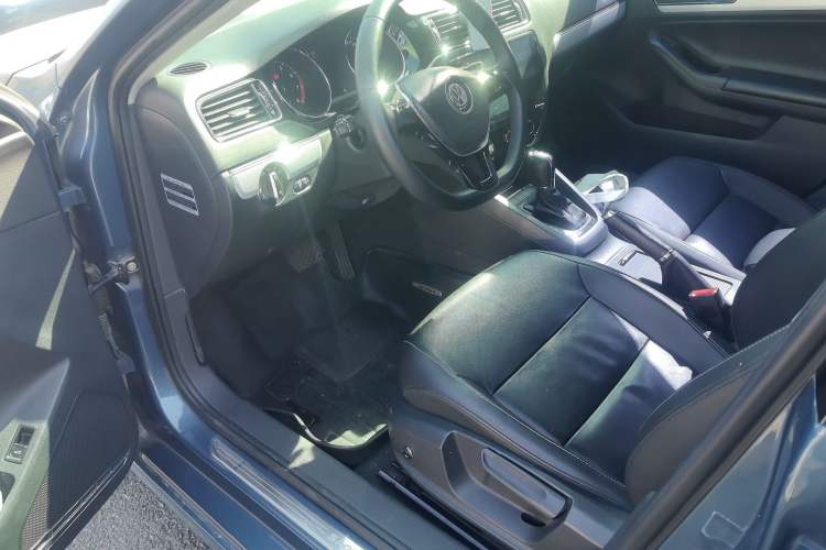 Used Volkswagen Sagitar 2015 230TSI Automatic Comfort Version Driver Seat