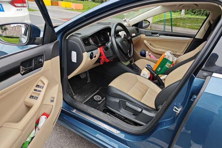 Used Volkswagen Sagitar 2015 230TSI Automatic Comfort Version Driver Seat