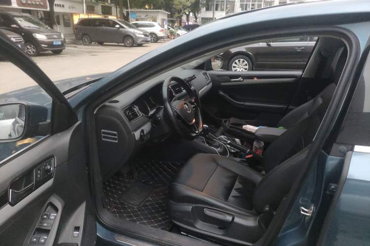 Used Volkswagen Sagitar 2015 230TSI Automatic Comfort Version Driver Seat