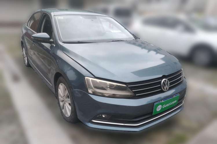 Used Volkswagen Sagitar 2015 230TSI Automatic Comfort Version Front Right 45 Deg