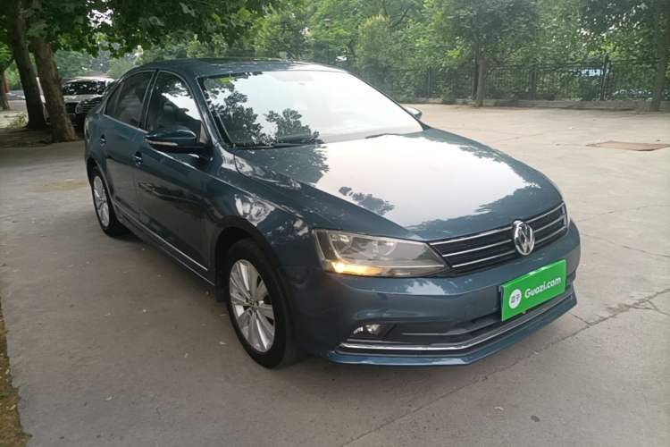 Used Volkswagen Sagitar 2015 230TSI Automatic Comfort Version Front Right 45 Deg