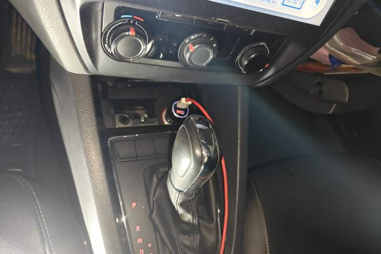 Used Volkswagen Sagitar 2015 1.6L Automatic Comfort Model Gear Lever