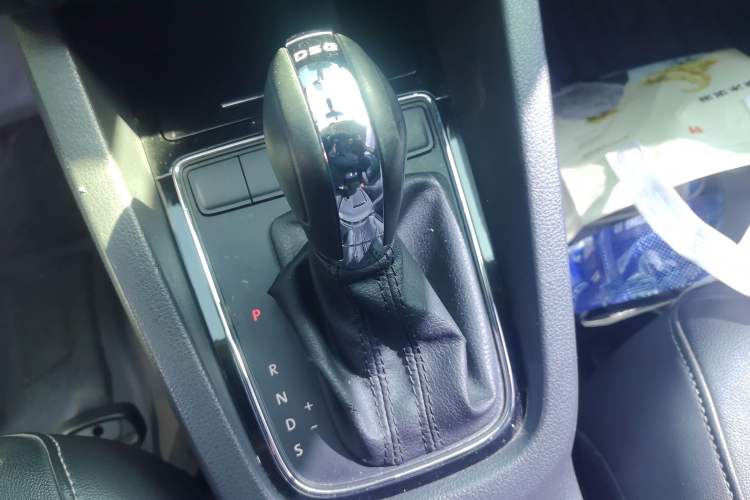 Used Volkswagen Sagitar 2015 230TSI Automatic Comfort Version Gear Lever