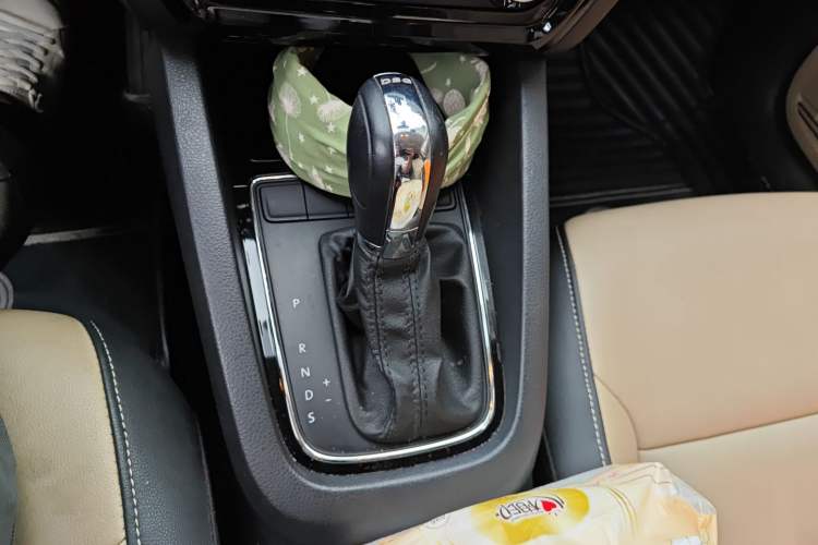 Used Volkswagen Sagitar 2015 230TSI Automatic Comfort Version Gear Lever