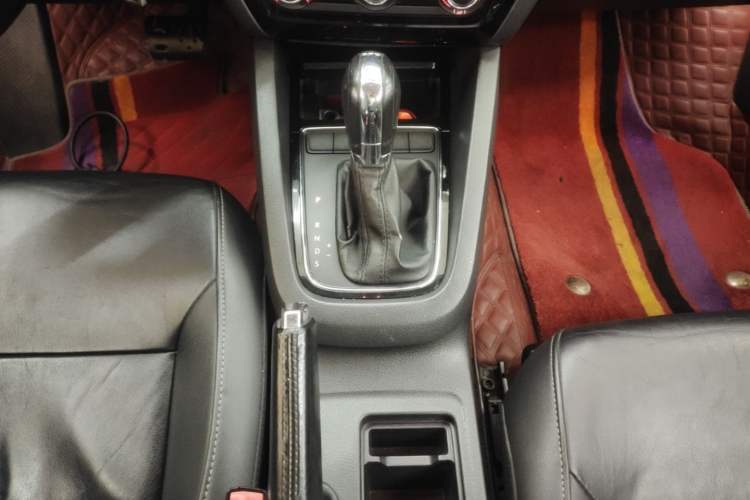 Used Volkswagen Sagitar 2015 230TSI Automatic Comfort Version Gear Lever