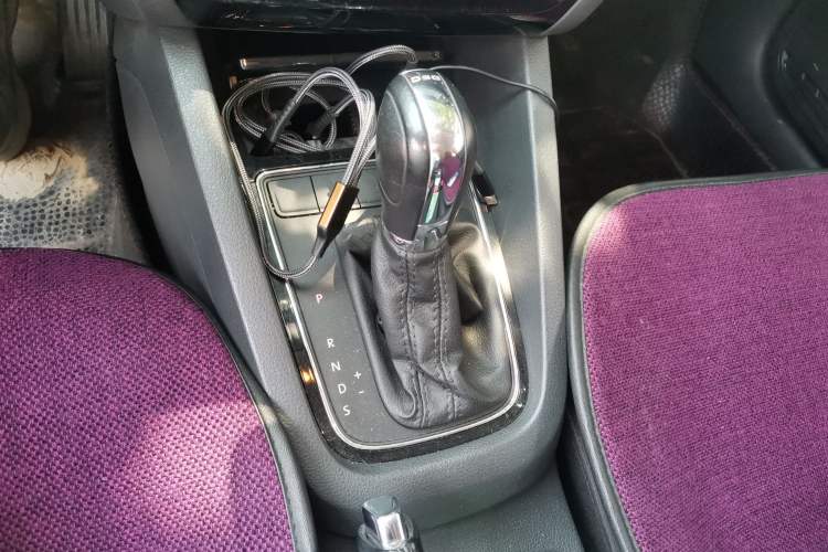 Used Volkswagen Sagitar 2015 230TSI Automatic Comfort Version Gear Lever