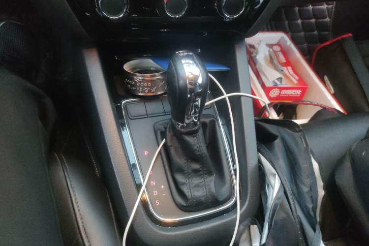 Used Volkswagen Sagitar 2015 230TSI Automatic Comfort Version Gear Lever