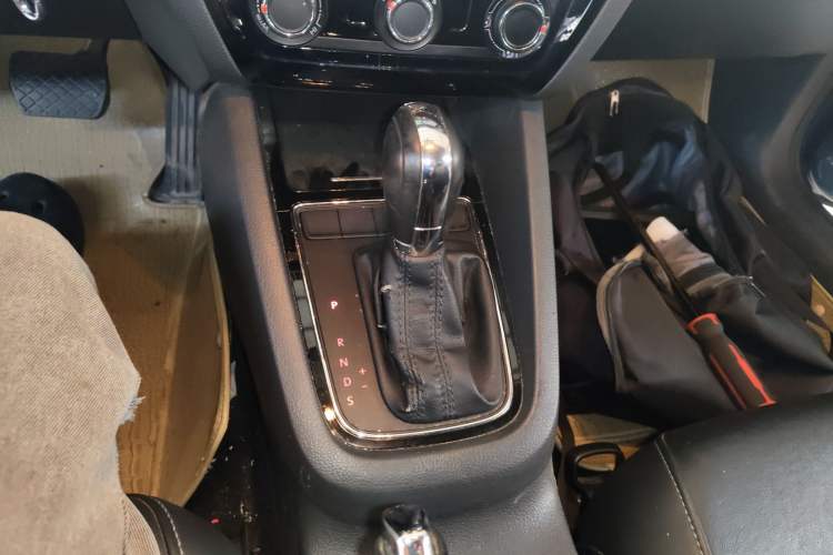 Used Volkswagen Sagitar 2015 1.6L Automatic Comfort Model Gear Lever