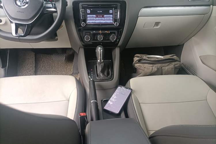 Used Volkswagen Sagitar 2015 230TSI Automatic Comfort Version Gear Lever