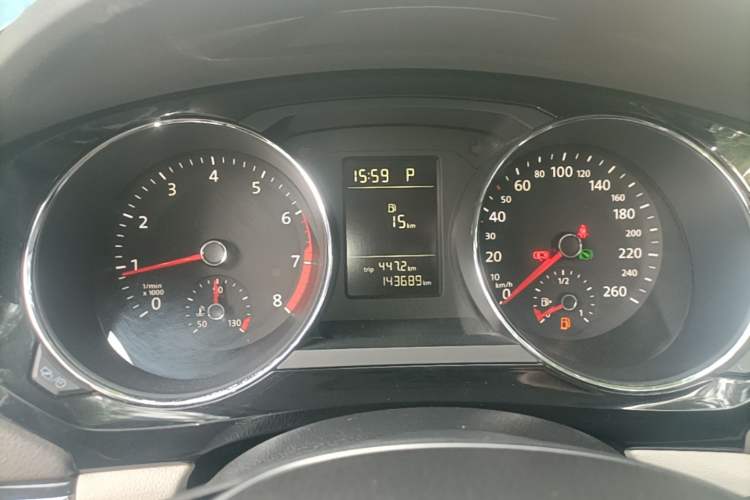 Used Volkswagen Sagitar 2015 230TSI Automatic Comfort Version Instrument Cluster