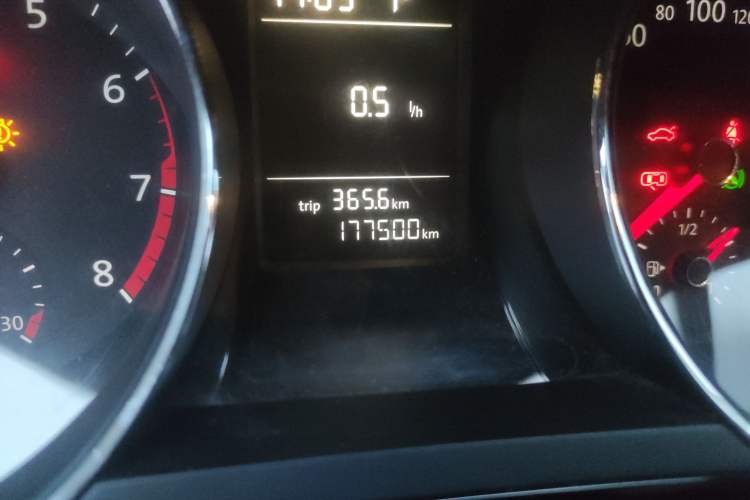 Used Volkswagen Sagitar 2015 230TSI Automatic Comfort Version Odometer Close Up