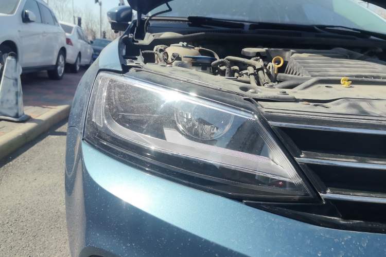 Used Volkswagen Sagitar 2015 230TSI Automatic Comfort Version Right Front Headlight