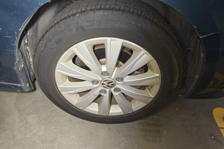 Used Volkswagen Sagitar 2015 1.6L Automatic Comfort Model Right Front Wheel Hub