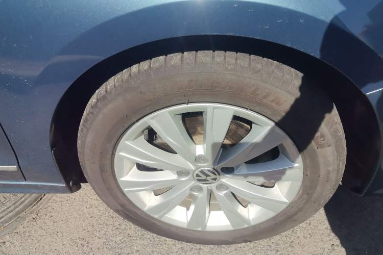 Used Volkswagen Sagitar 2015 230TSI Automatic Comfort Version Right Front Wheel Hub