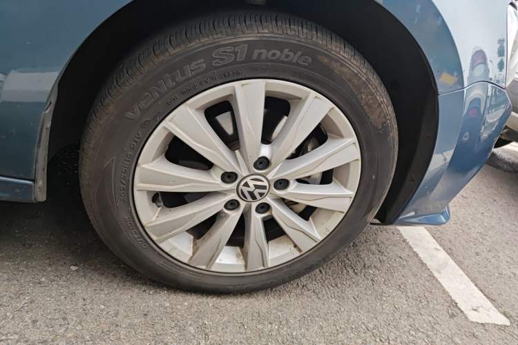Used Volkswagen Sagitar 2015 230TSI Automatic Comfort Version Right Front Wheel Hub