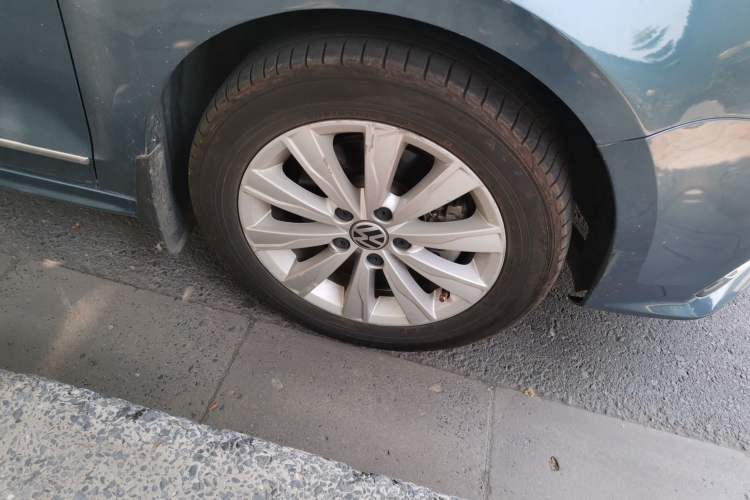 Used Volkswagen Sagitar 2015 230TSI Automatic Comfort Version Right Front Wheel Hub
