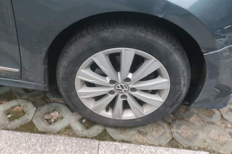 Used Volkswagen Sagitar 2015 230TSI Automatic Comfort Version Right Front Wheel Hub