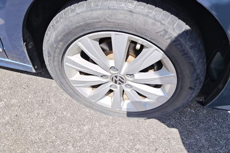 Used Volkswagen Sagitar 2015 1.6L Automatic Comfort Model Right Front Wheel Hub