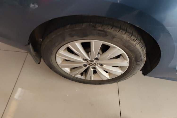 Used Volkswagen Sagitar 2015 1.6L Automatic Comfort Model Right Rear Wheel Hub