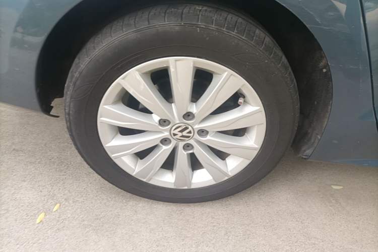 Used Volkswagen Sagitar 2015 230TSI Automatic Comfort Version Right Rear Wheel Hub