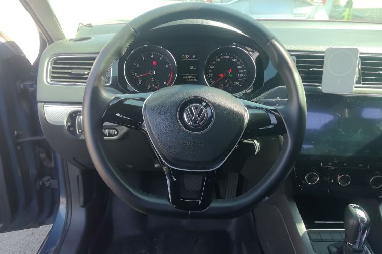 Used Volkswagen Sagitar 2015 230TSI Automatic Comfort Version Steering Wheel