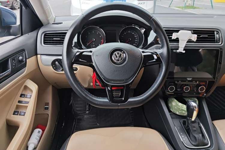 Used Volkswagen Sagitar 2015 230TSI Automatic Comfort Version Steering Wheel