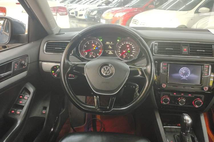 Used Volkswagen Sagitar 2015 230TSI Automatic Comfort Version Steering Wheel