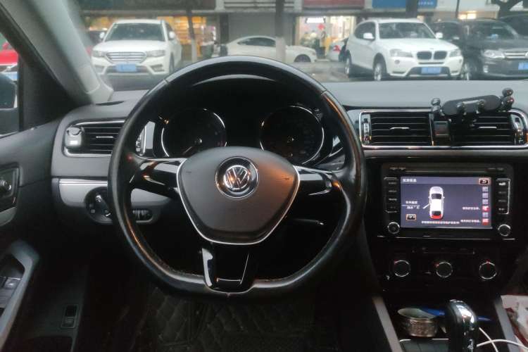 Used Volkswagen Sagitar 2015 230TSI Automatic Comfort Version Steering Wheel