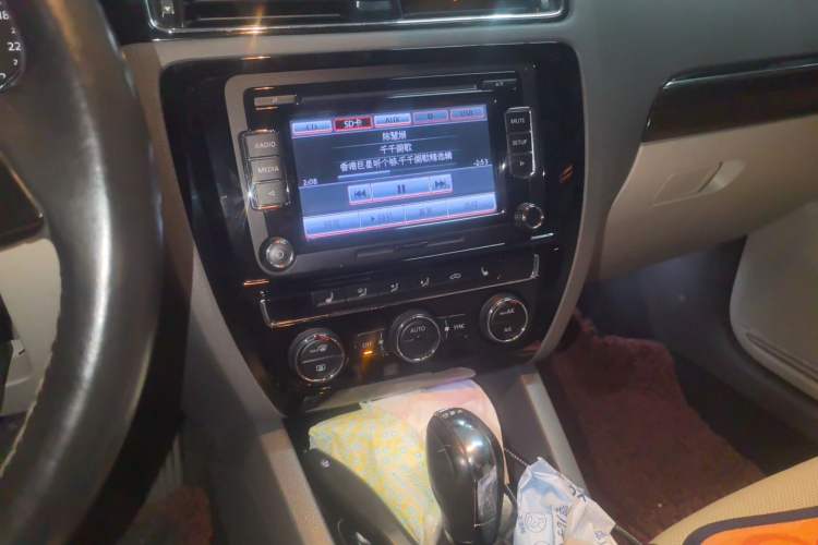 Used Volkswagen Sagitar 2015 230TSI Automatic Luxury Model Audio And AC Panel