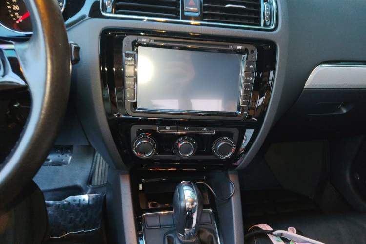 Used Volkswagen Sagitar 2015 1.6L Automatic Comfort Model Audio And AC Panel