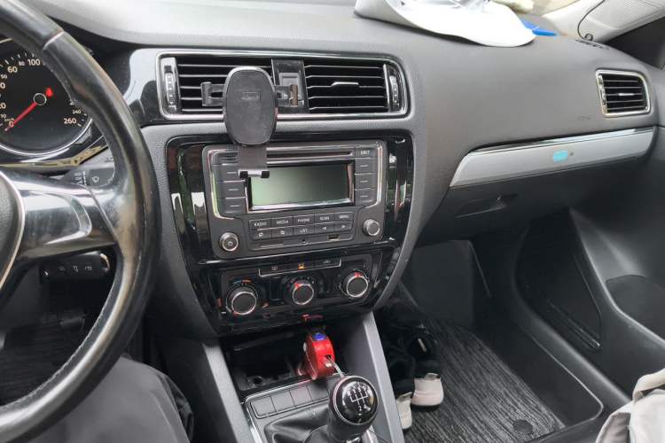 Used Volkswagen Sagitar 2015 1.6L Manual Comfort Model Audio And AC Panel