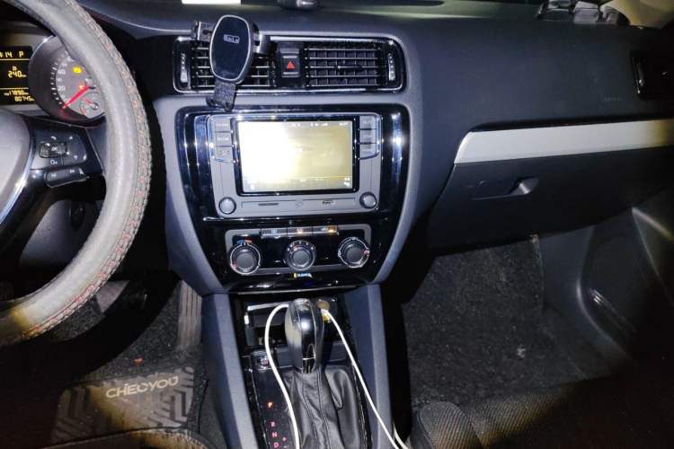 Used Volkswagen Sagitar 2015 230TSI Automatic Comfort Version Audio And AC Panel