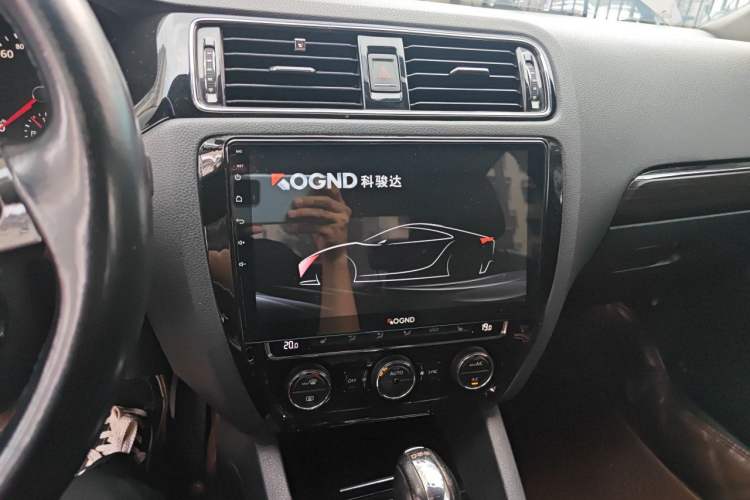 Used Volkswagen Sagitar 2015 230TSI Automatic Luxury Model Audio And AC Panel