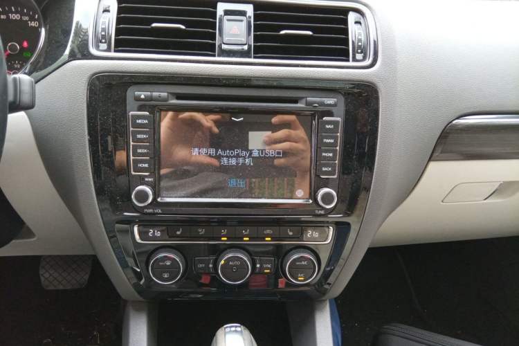 Used Volkswagen Sagitar 2015 230TSI Automatic Luxury Model Audio And AC Panel