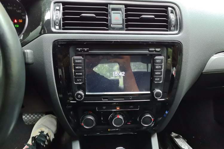 Used Volkswagen Sagitar 2015 230TSI Automatic Comfort Version Audio And AC Panel