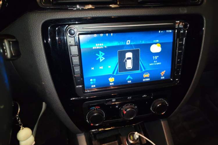 Used Volkswagen Sagitar 2015 230TSI Automatic Comfort Version Audio And AC Panel