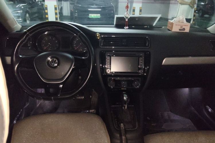 Used Volkswagen Sagitar 2015 230TSI Automatic Comfort Version Center Console